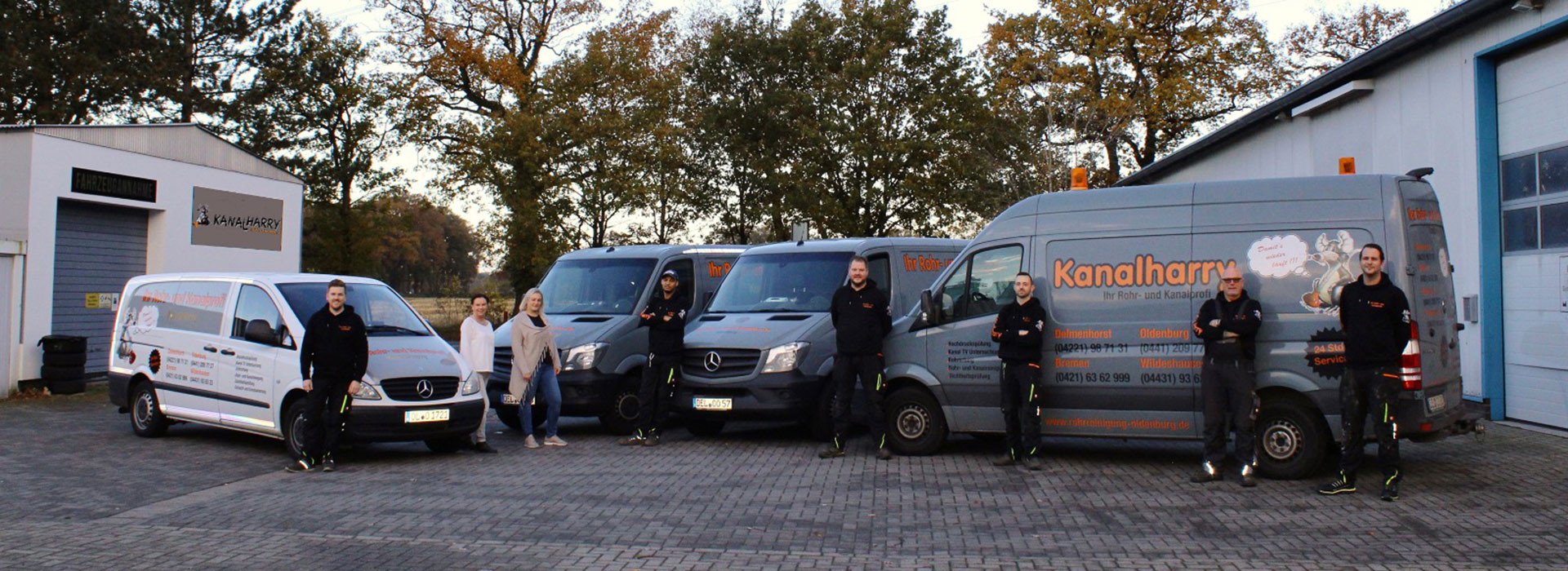 Kanalharry Team mit Firmenfahrzeugen auf dem Betriebshof